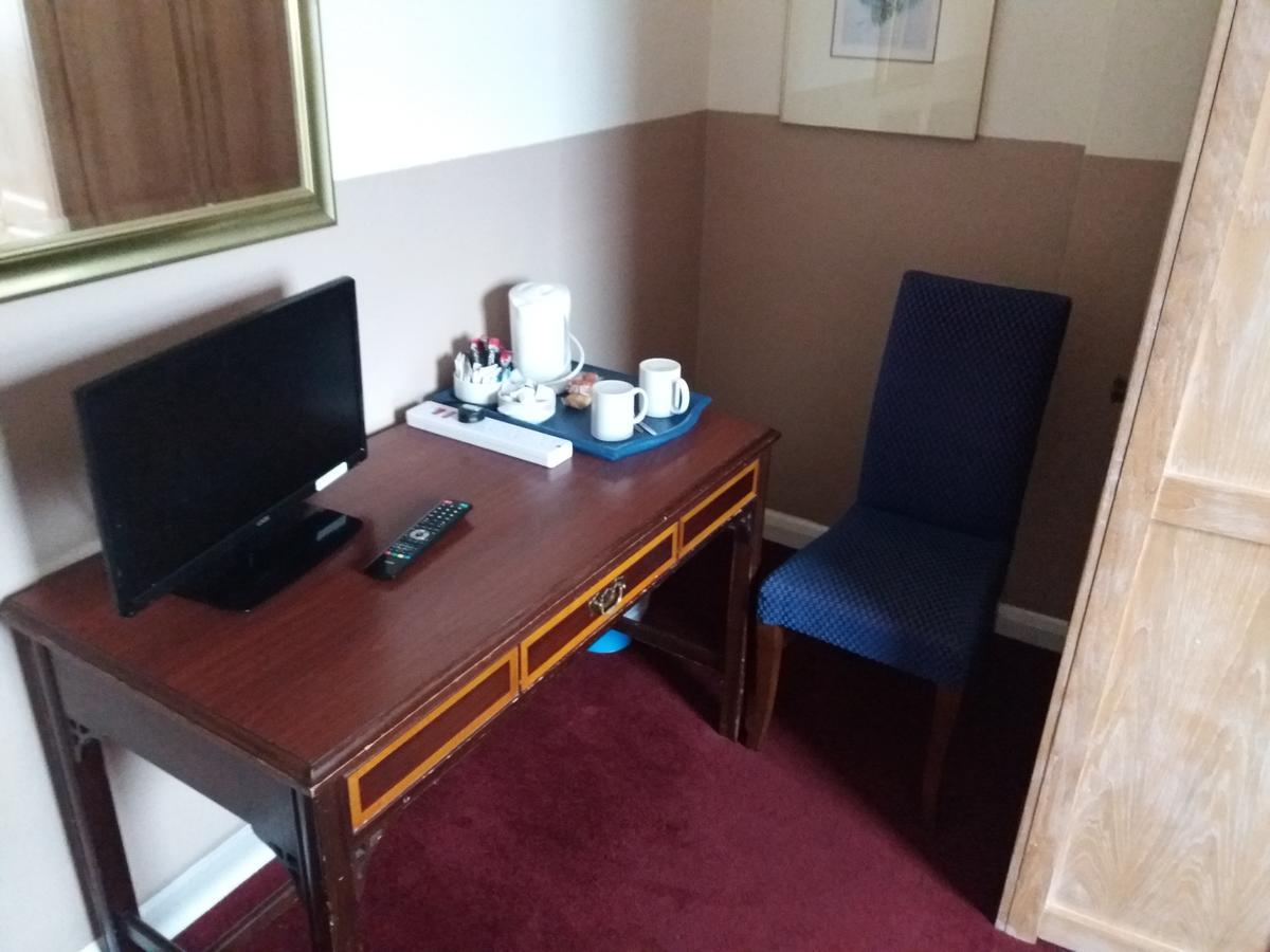 The Crouch Oak Bed & Breakfast Addlestone Bagian luar foto